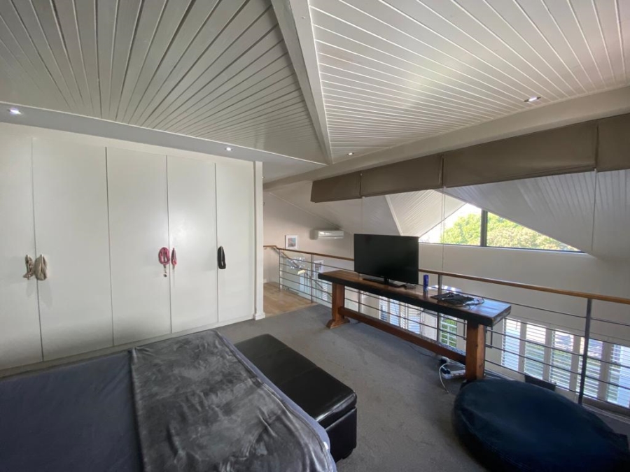 2 Bedroom Property for Sale in Vredehoek Western Cape